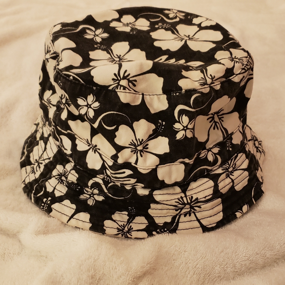 Decky bucket hat. Floral print. Black/white. Size large? See pics. Very clean.